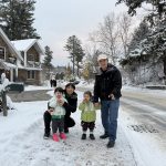 Lake Placid的圣诞前夕：冰湖、灯光与家人